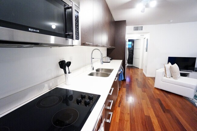 Building Photo - Tastefully furnished 1bed/1bath in the hea...
