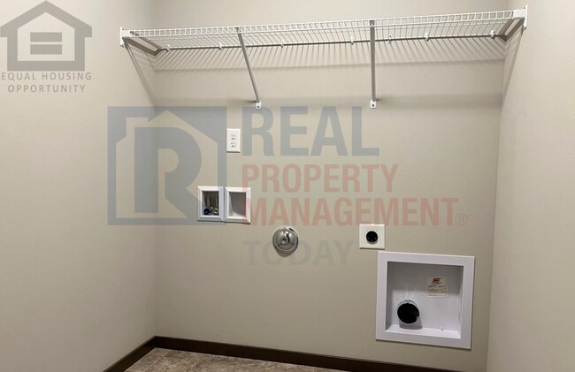 Foto del edificio - Stunning 5 Bedroom! Great Location!