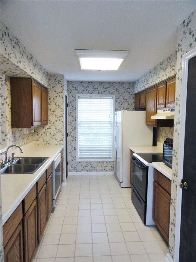 Building Photo - 400 Raintree Rd