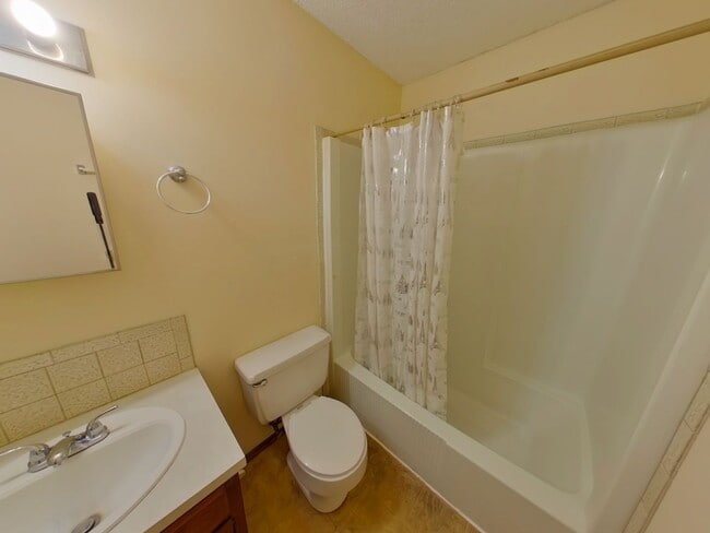 Building Photo - 620 Richmond N