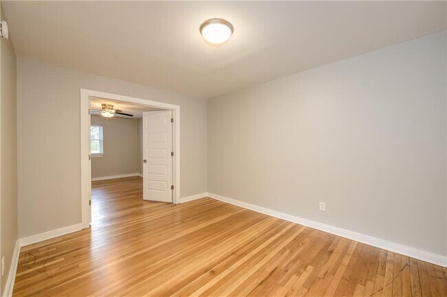 Foto del edificio - 880 St Charles Ave NE