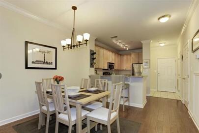 Building Photo - Affordable Spacious AND Convenient WALK to Metro.....?