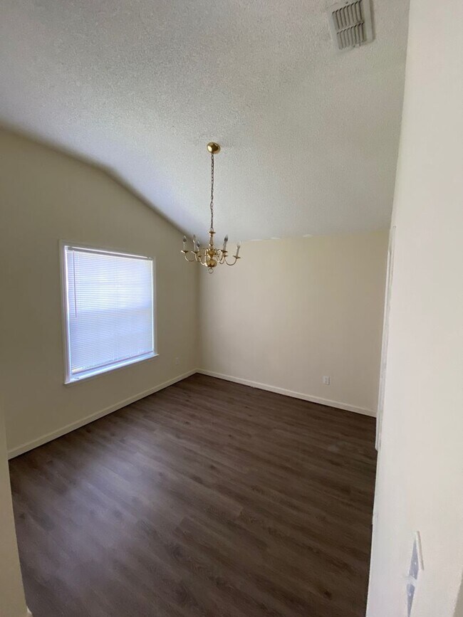 Building Photo - Leasing NOW. Killearn Lakes home with fenced in backyard
