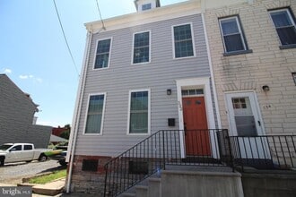 Building Photo - 332 Cherry St