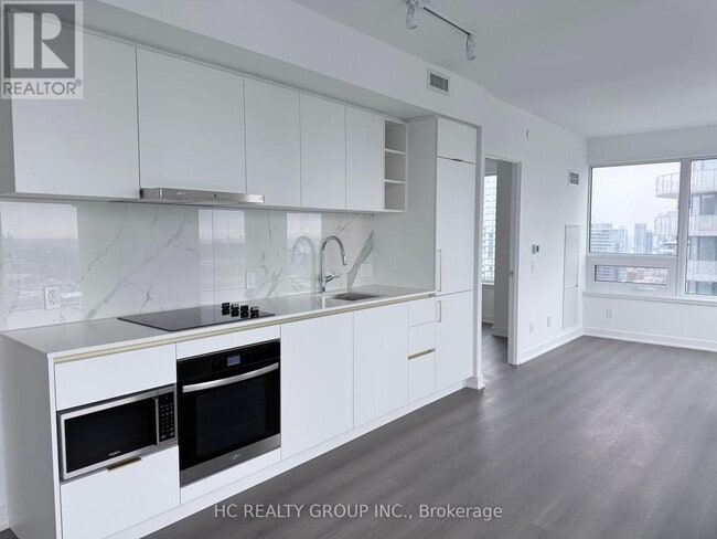 Photo du bâtiment - 8 Wellesley St W