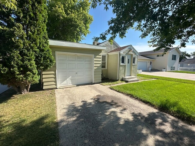 Building Photo - 2 Bedroom Home