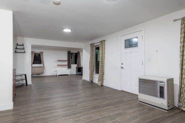 Foto del edificio - Beautiful 2 Bedroom, 1 Bath, 3 Car Garage Home with 5 Acres off CHSPR