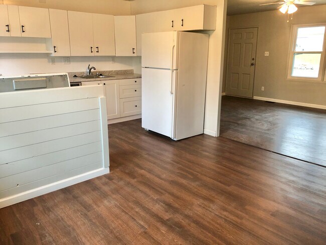 vista desde el área de comedor en la cocina y la sala de estar - 1824 Miller Dr