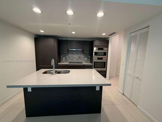 Foto del edificio - 7875 NW 107th Ave