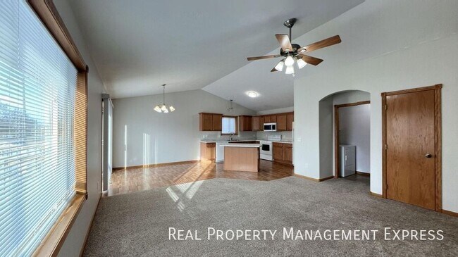 Foto del edificio - Spacious 4 Bed, 2 Bath Home in Northeast Sioux Falls