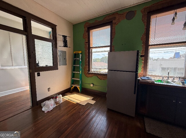Building Photo - 359 Railroad St