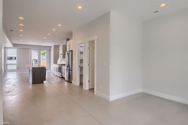 Building Photo - 3 br, 3.5 bath Townhome - 2170 North Willi...