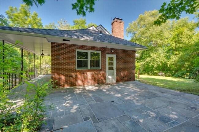 Foto del edificio - Classic Brick Multi-Level Home with Backya...