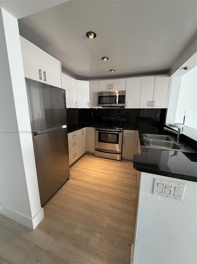 Foto del edificio - 600 NE 36th St