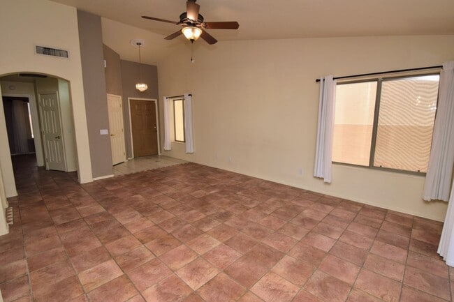 Building Photo - Bright & Open SE Tucson 3 Bed 2 Bath with ...