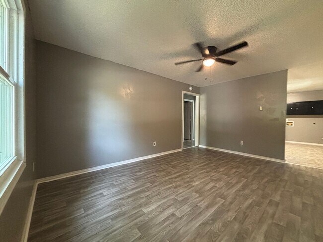Building Photo - Remodeled 2 bedroom 1 bath duplex