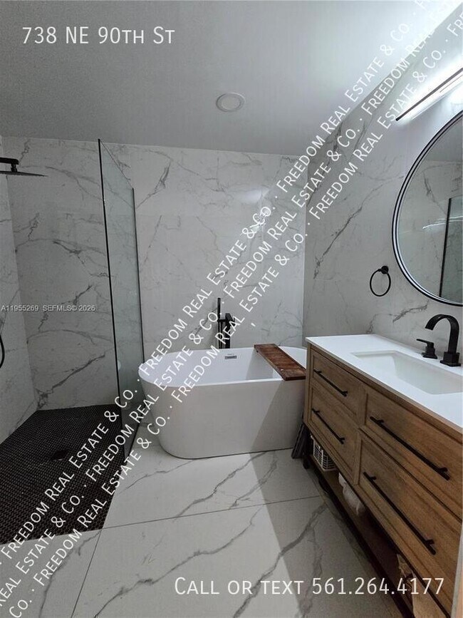 Foto del edificio - 738 NE 90th St