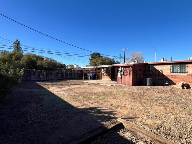 Building Photo - 3 Bedroom with Carport and Private Yard