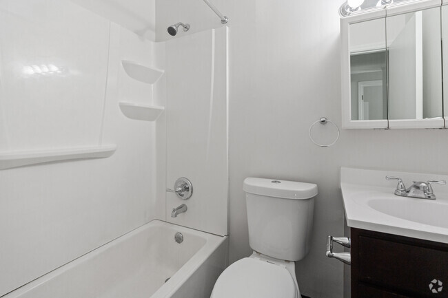 2BR, 1,5 BA - 850SF - Baño principal - Mears Place Apartments