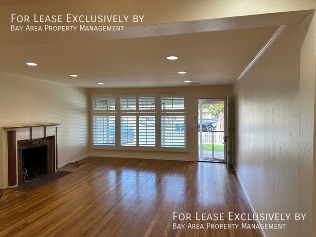 Building Photo - Lovely, updated 3BR/2BA SFH - big detached...