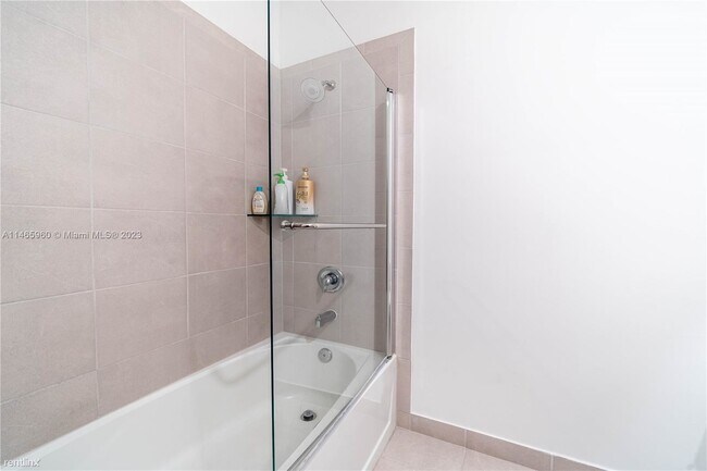 Building Photo - 3 br, 2.5 bath Townhome - 1928 SW 5th Blvd...