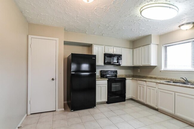 Building Photo - 16411 Quail Run Dr
