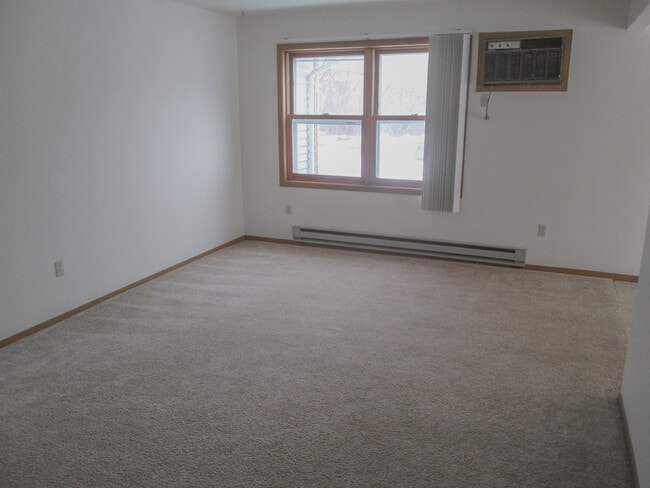 Building Photo - 308 Pine Crest Dr
