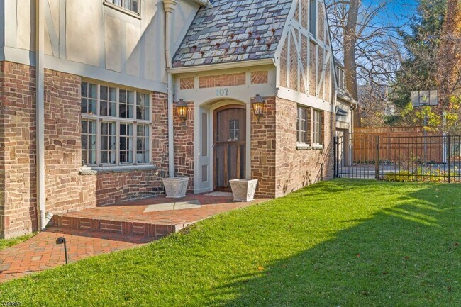 Foto del edificio - 107 Clinton Ave