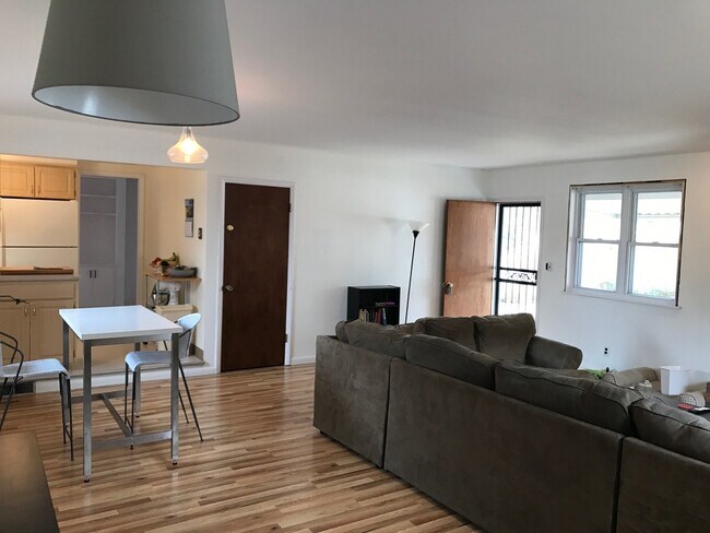 Foto del edificio - First Month Rent Free! Charming Brick Ranc...