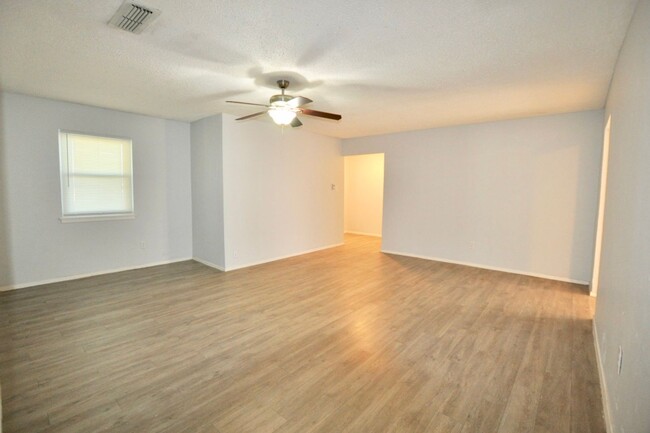 Building Photo - COMING SOON - FOR LEASE! Cute 2 BR - 1 BA ...