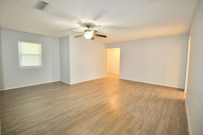 Foto del edificio - COMING SOON - FOR LEASE! Cute 2 BR - 1 BA ...