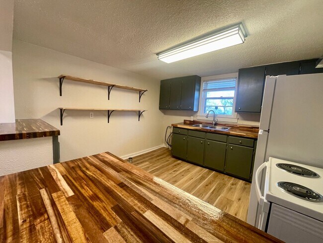 Foto del edificio - 10th Ave NW Duplex