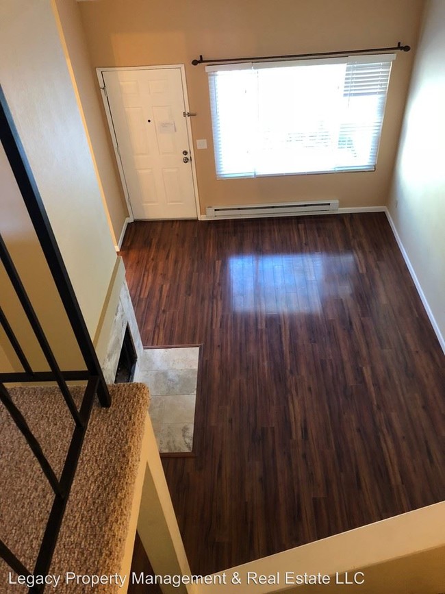 Foto del edificio - 6413 Meadow Pines Ave