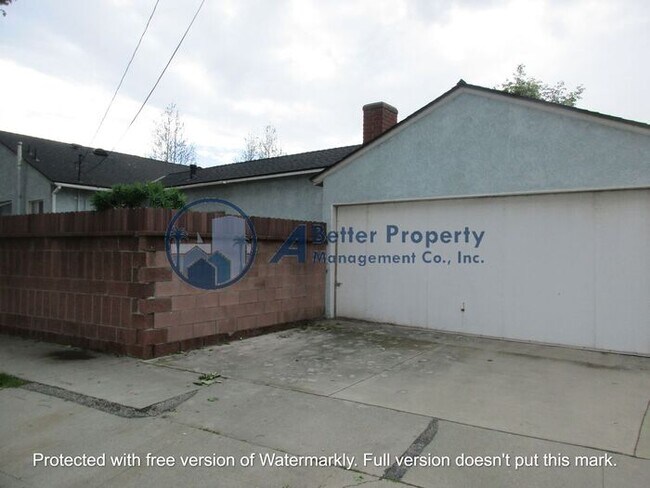 Foto del edificio - Upgraded 3 Bed 1 Bath HOUSE w/REFINISHED H...