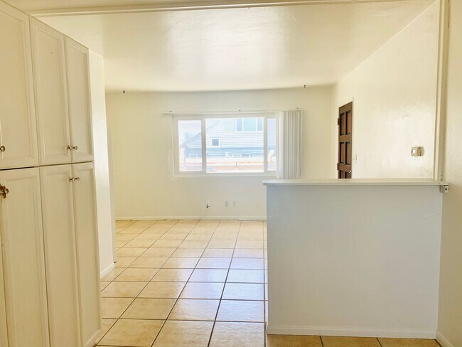 Foto del edificio - Live by the Beach! 2BD/1BA Mission Beach Apartment with Garage!