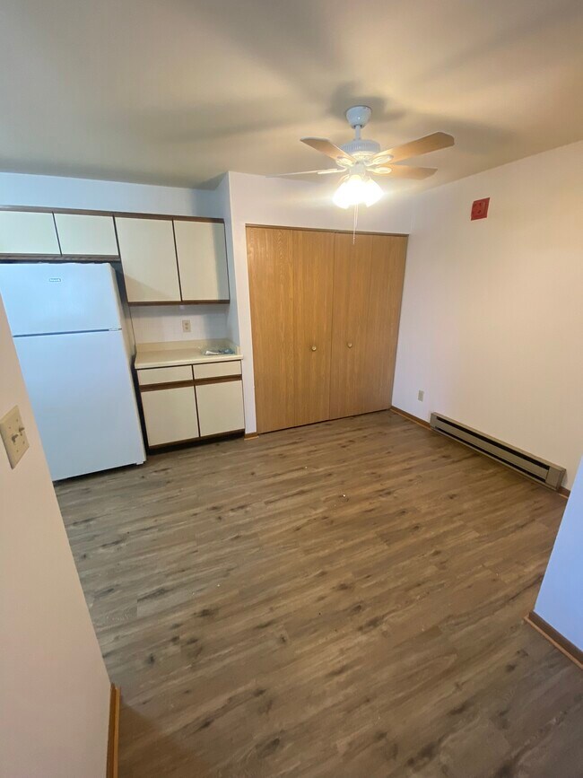 Comedor con despensa - Hemlock Street Apartments