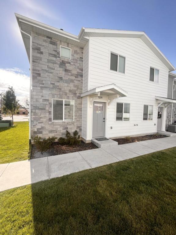 1231 N 450 E St, Ogden, UT 84404 Townhome Rentals in Ogden UT