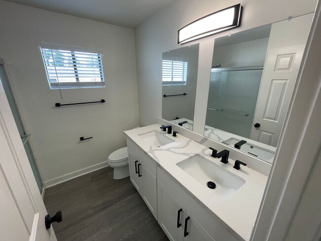 Building Photo - Modern Three Bedroom Three Bathroom Home i...