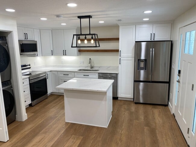 Foto del edificio - Light and Bright Basement apartment