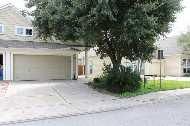 Building Photo - 3-BEDROOM TOWNHOME NEAR UTSA, MEDICAL CENTER