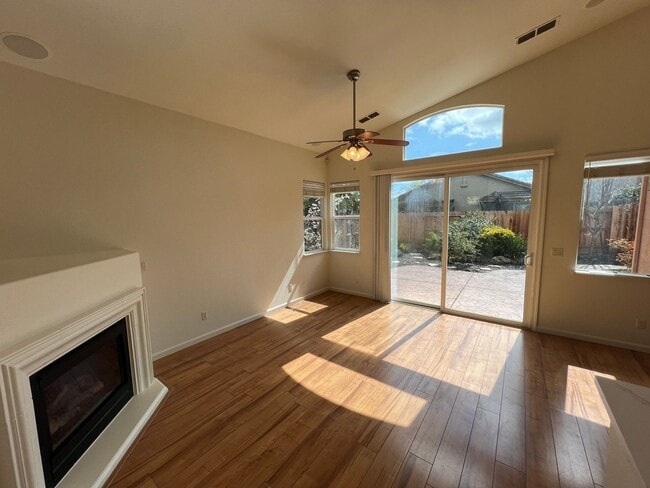 Foto del edificio - Gorgeous 3 bedroom plus office in Empire R...