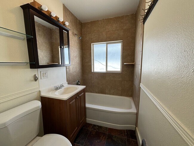 Building Photo - Single Family Home Centrally Located