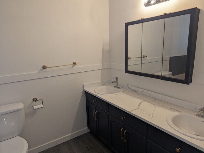 Building Photo - 5549 Highroad Cres