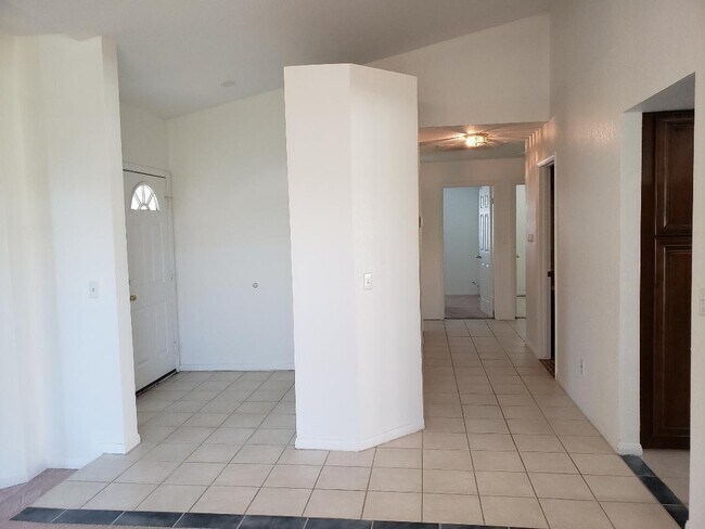 Building Photo - 68412 Descanso Cir