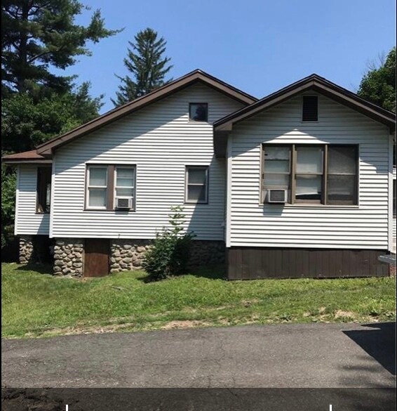 Side view of house - 1264 Straits Turnpike