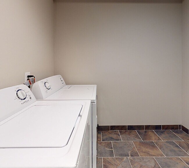 Building Photo - Updated 5 Bedroom House Close to U of M Ca...