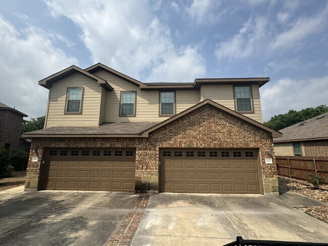 Foto del edificio - Adorable 2 story duplex on Creekside Circle
