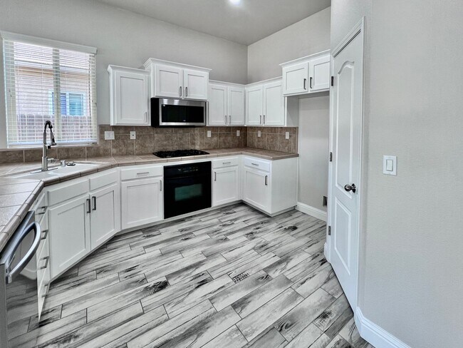 Foto del edificio - $2,995 - Fowler & Church, Spacious 3 Bedro...