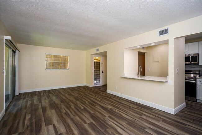 Building Photo - Fully Renovated 2BD/2BTH Deltona Condo Nea...