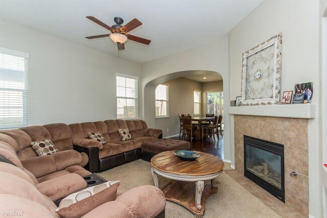 Building Photo - 4 br, 2.5 bath  - 4049 W Pear Tree Ln